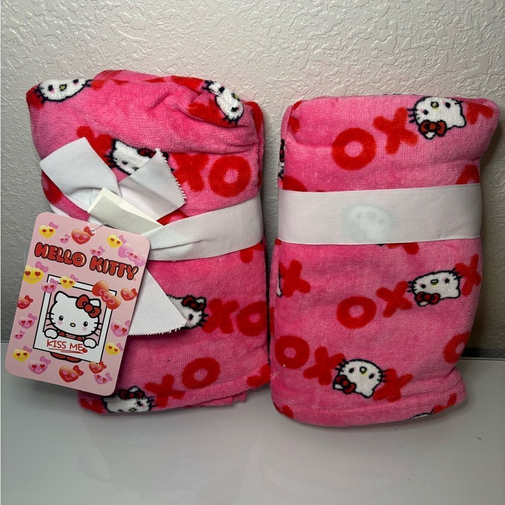 NWT Hello Kitty Valentines Hand Towels - Picture 2 of 4